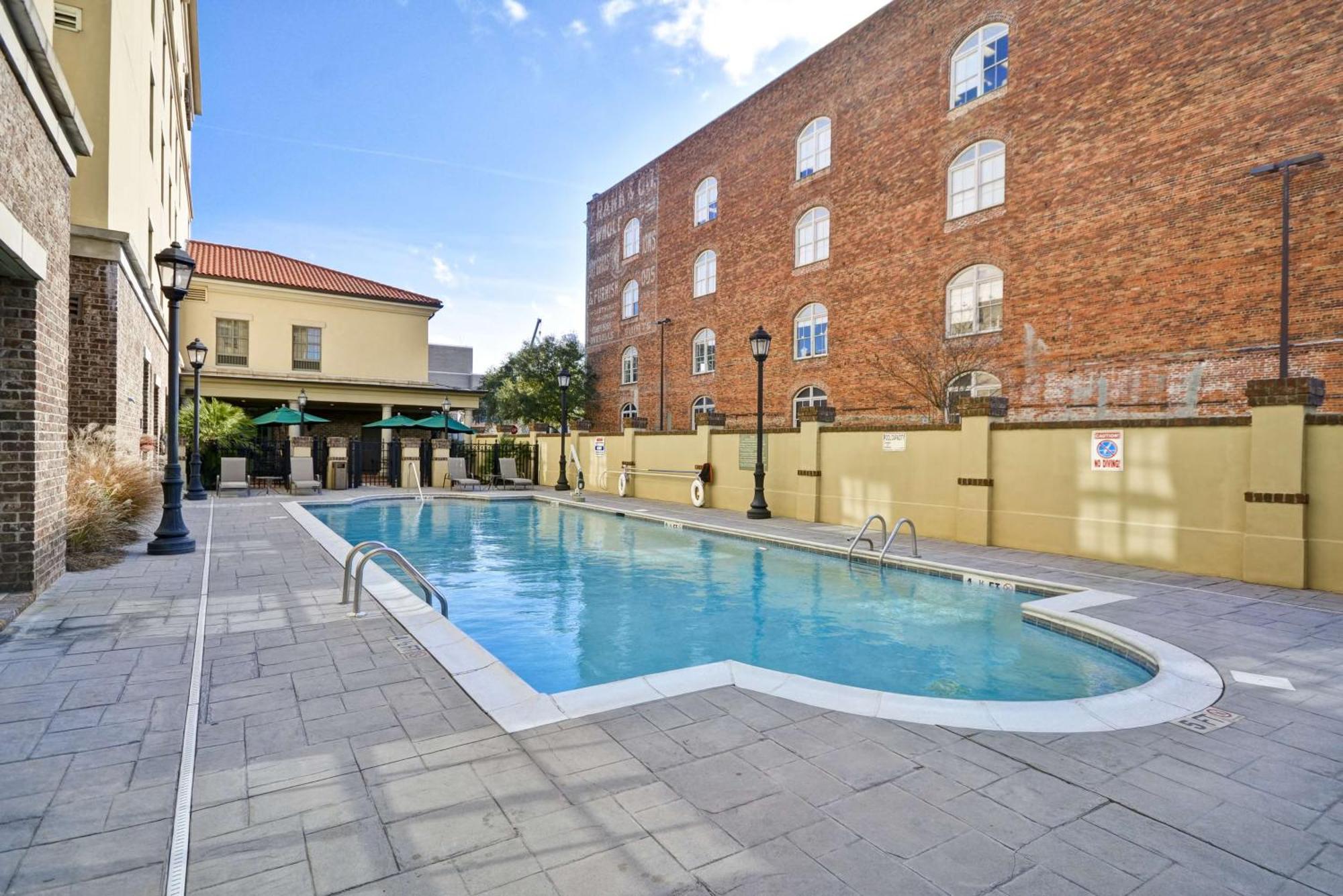 Hampton Inn & Suites Savannah Historic District Exterior photo